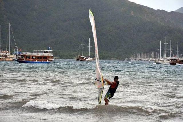 Marmaris'te Tatilcilerin Rüzgar Keyfi