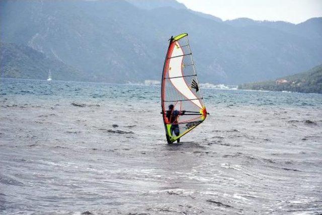 Marmaris'te Tatilcilerin Rüzgar Keyfi