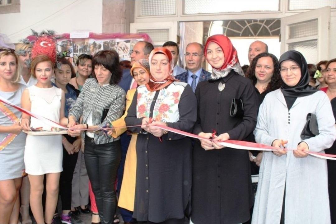 Ayvalık Hem&rsquo;in Yıl Sonu Sergisine Yoğun İlgi