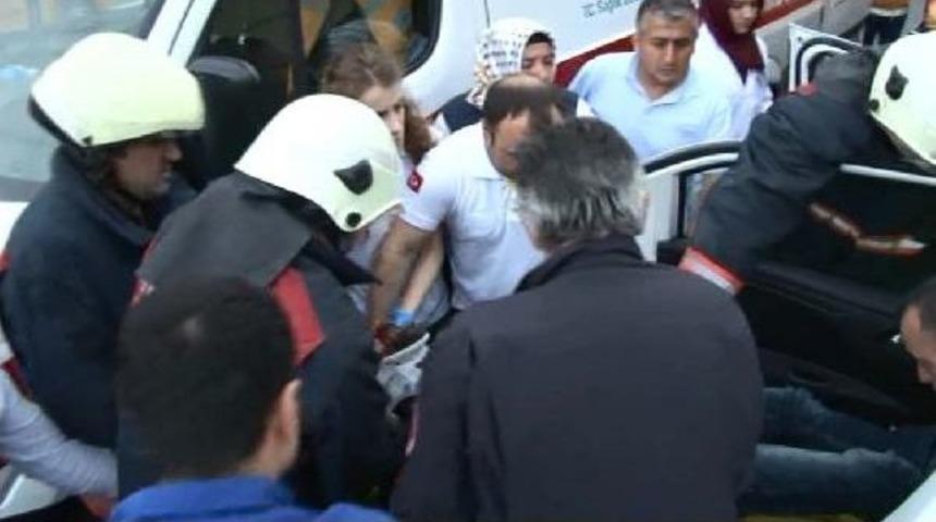 Tem'de Emniyet Şeridinde Bekleyen Hafriyat Kamyonuna Otomobil &Ccedil;arptı