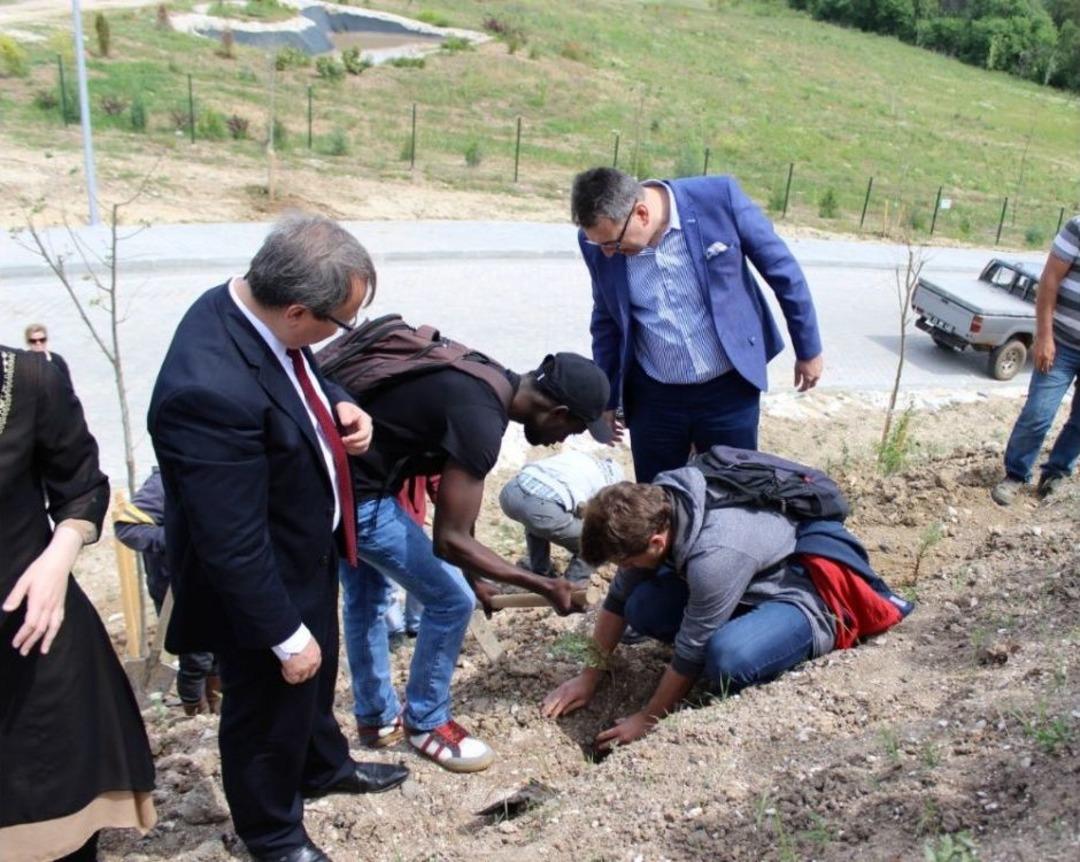 Edirne&rsquo;de Uluslararası &Ouml;ğrenciler Fidan Dikti