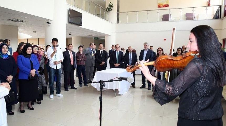 Vali İsmail Ustaoğlu, &Ouml;ğrenciler Yararına D&uuml;zenlenen Kermese Katıldı