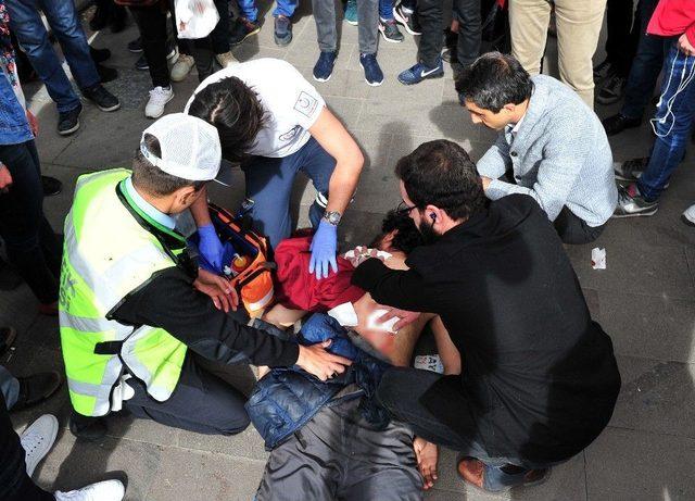 (özel Haber) Bayrak Satıcıları Arasındaki Tartışma Kanlı Bitti 2