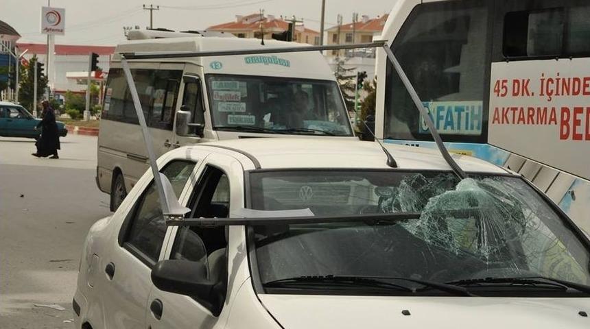 Bilbord Park Halindeki Aracın Camına Ok Gibi Saplandı