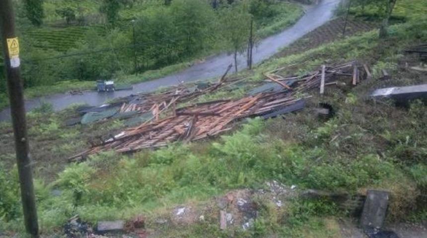 Rize'de Şiddetli R&uuml;zgarda 40 Evin &Ccedil;atısı U&ccedil;tu