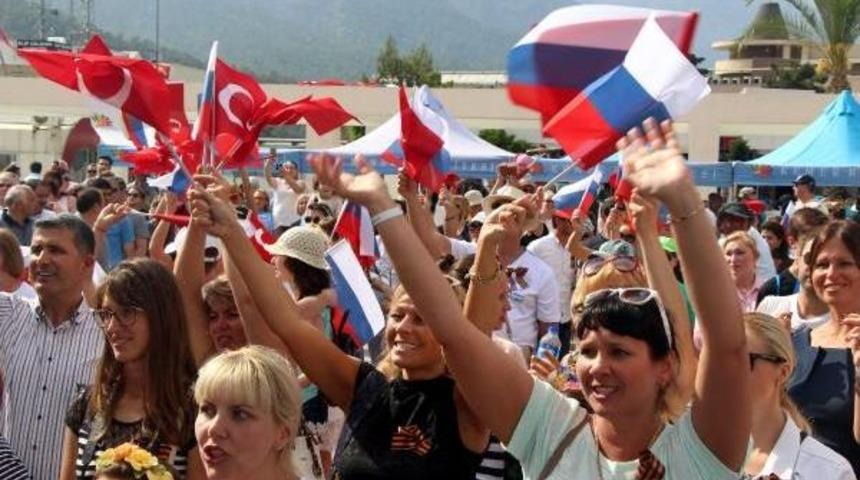 Kemer'de Ruslar Zafer Bayramı'nı Kutladı