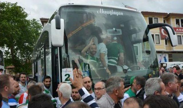 Umreye Giden Bursaspor Taraftarlarına Mehterli Uğurlama