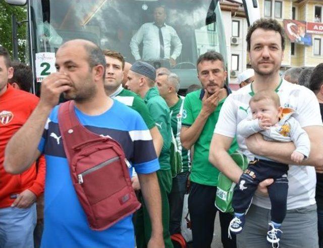 Umreye Giden Bursaspor Taraftarlarına Mehterli Uğurlama