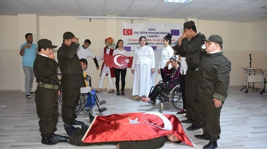 &Ouml;zel &Ouml;ğrenciler Duygulandırdı