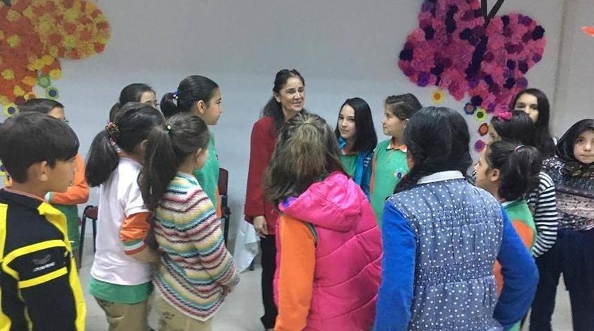 Bayan Uysal&rsquo;dan &Ouml;ğrencilere Gıda Ve Giyim Yardımı