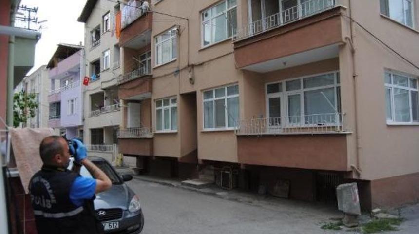 Dolandırıcıya Altınlarını Kaptırdı