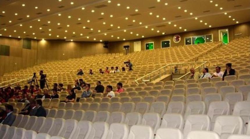 Deprem Konferansında Katılımcı Depremi