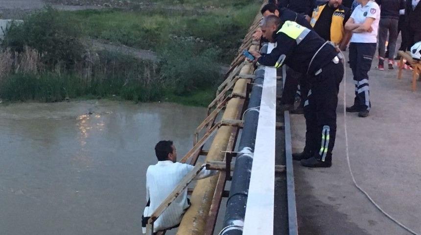 K&ouml;pr&uuml;nden Irmağa Atladı, İtfaiye Ekipleri Kurtardı