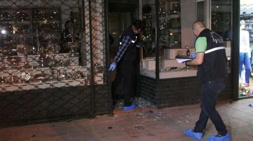 Beşiktaş'ta Y&uuml;zleri Maskeli 5 Kişi G&uuml;m&uuml;ş&ccedil;&uuml; D&uuml;kkanını Soydu