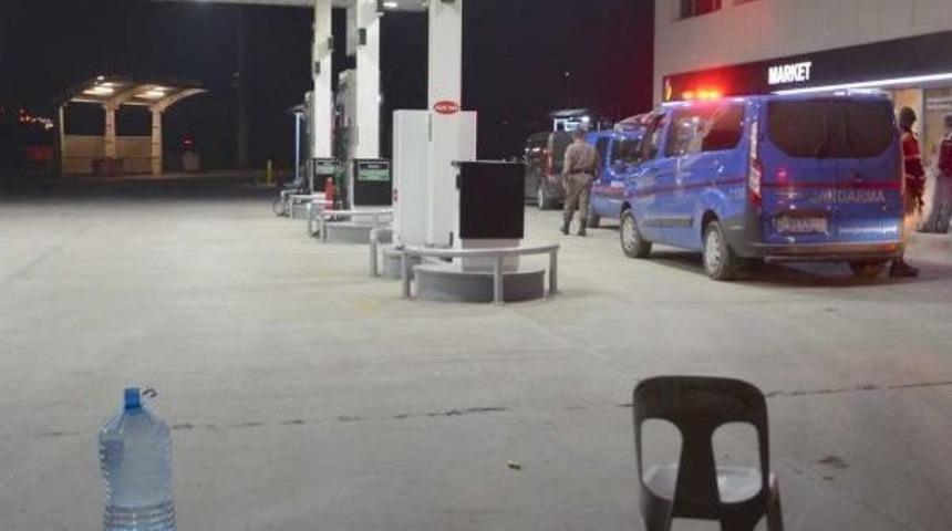 Gasp&ccedil;ılar &Ccedil;alışmayan Otomobillerini Silah Zoruyla Ittirtip Ka&ccedil;tılar