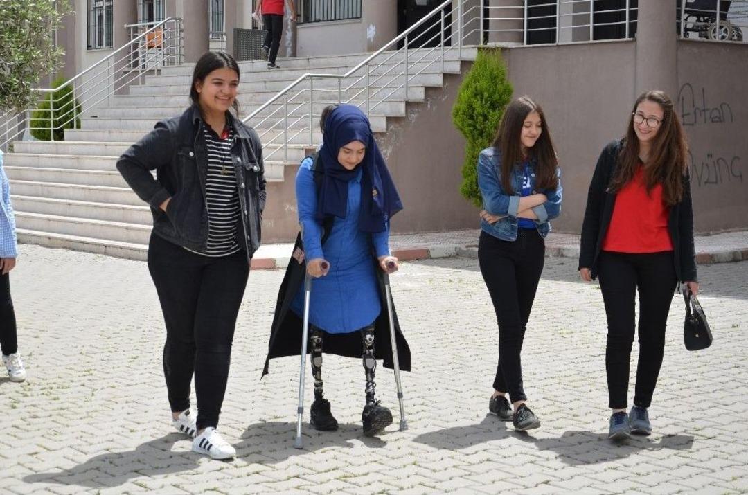 İki Bacağını Kaybetti Hayallerinden Vazge&ccedil;medi