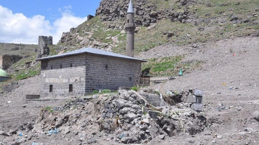 Kars&rsquo;ta Gecekondu Yıkım &Ccedil;alışmalarında 16. Y&uuml;zyıla Ait Buzhane Ortaya &Ccedil;ıktı