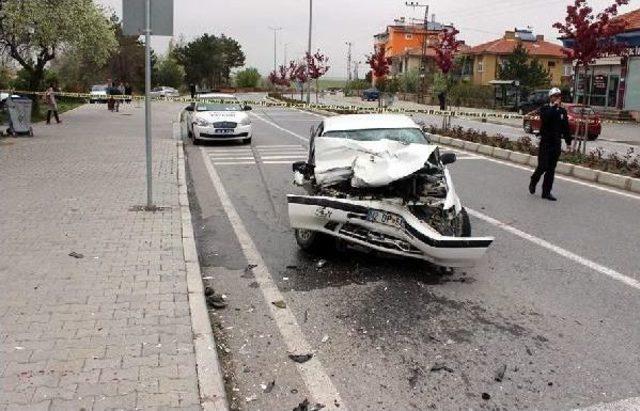 Hastane Önünde Duran Traktöre Otomobil Çarptı: 3 Yaralı