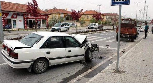 Hastane Önünde Duran Traktöre Otomobil Çarptı: 3 Yaralı