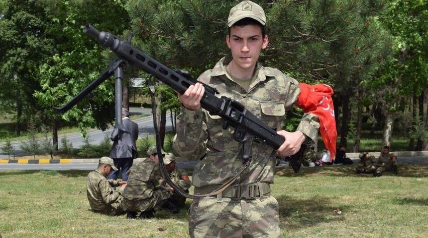 Kınalı Kuzular 1 G&uuml;nl&uuml;ğ&uuml;ne Asker Oluyor