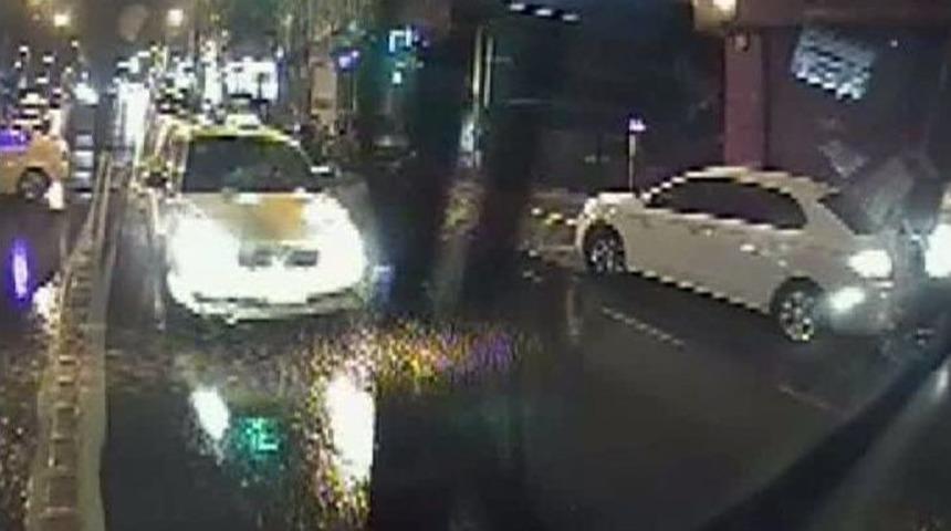 (&ouml;zel Haber) Karşı Şeritten Fırlayan Ticari Taksi &Ouml;zel Halk Otob&uuml;s&uuml;ne &Ccedil;arptı