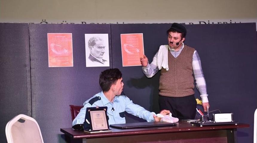 &Ccedil;an Belediyesi&rsquo;nden Hem G&uuml;ld&uuml;ren Hem D&uuml;ş&uuml;nd&uuml;ren Tiyatro G&ouml;sterisi