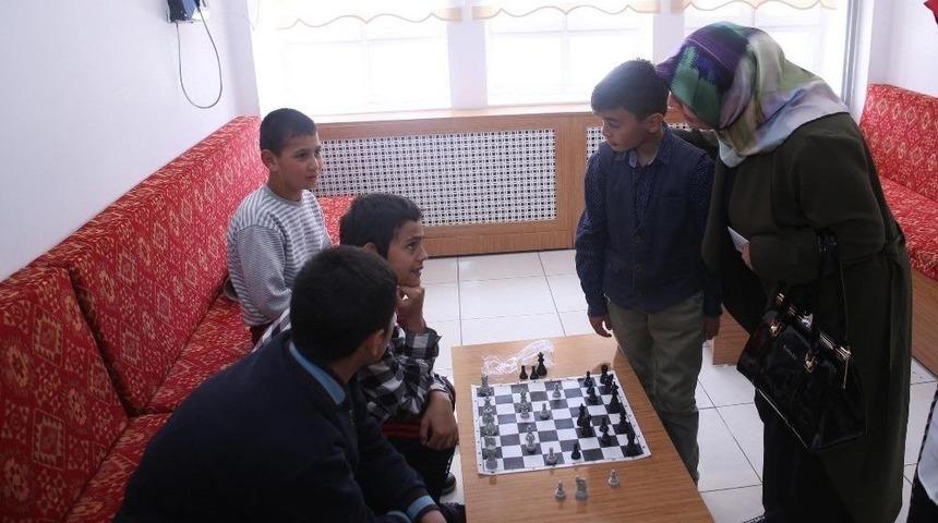Başkan Duruay&rsquo;ın Eşi Hatice Duruay, Okul Ve Kur&rsquo;an Kurslarını Ziyaret Etti.