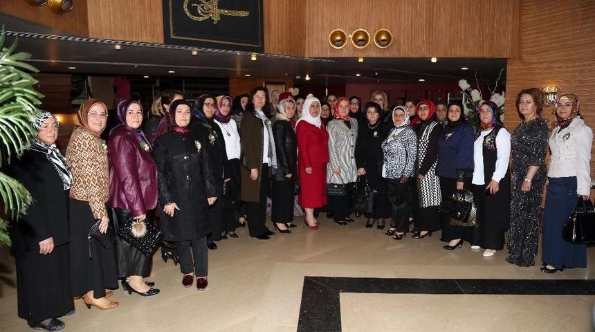 Kayseri&rsquo;de "kucak Dolusu Sevgi" Defilesi