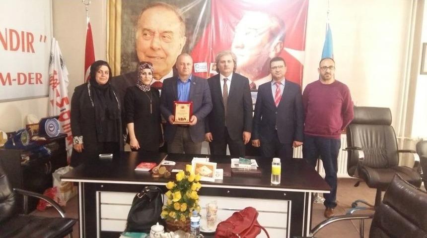 Kağızman Sivil Dayanışma Platformundan G&uuml;lbey&rsquo;e Plaket