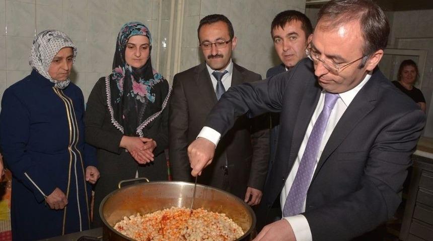 Başkan Vekili Akg&uuml;l Kilim Dokuyup Yemek Pişirdi