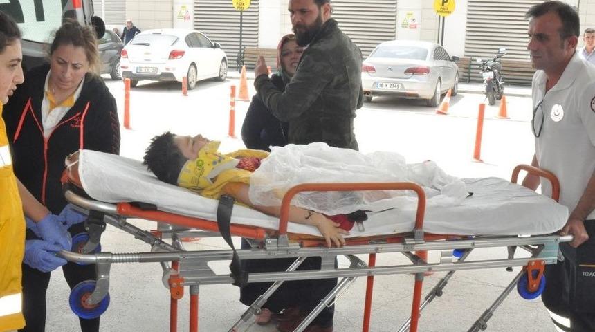 Kadın S&uuml;r&uuml;c&uuml;, Oyun Oynayan &Ccedil;ocuğu Ezdikten Sonra Pano İle Aydınlatma Direğini Devirdi