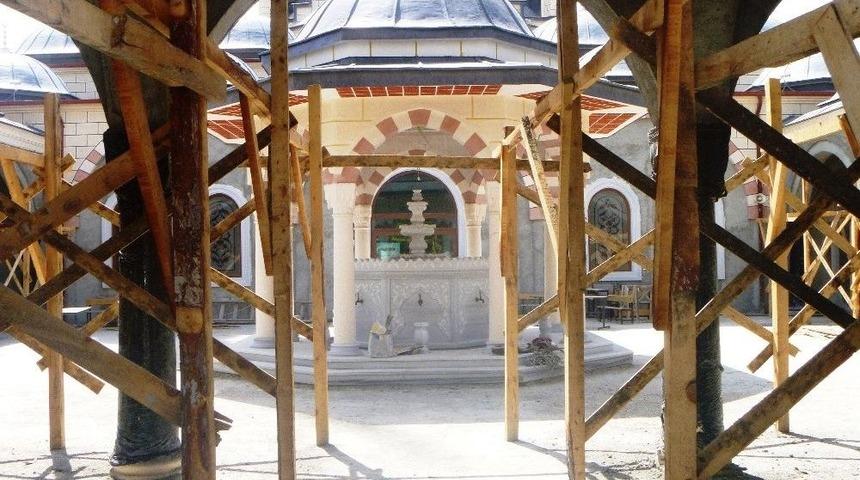 Kayı Boyu Camiinin Girişinde &Ccedil;alışmalar Devam Ediyor