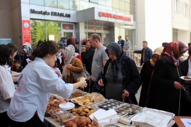 Refakatçi Annelerden Maddi Durumu İyi Olmayan Hastalar İçin Kermes