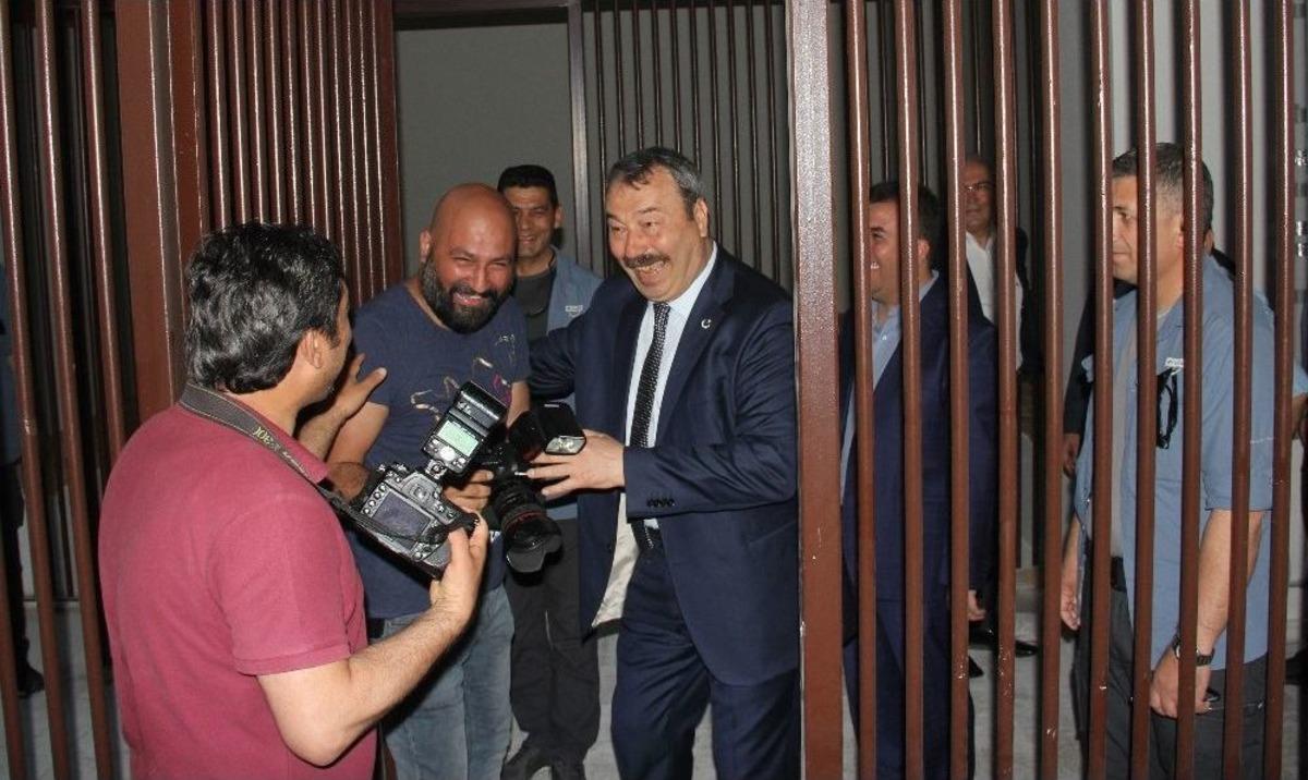 Emniyet M&uuml;d&uuml;r&uuml; Gazetecileri Nezarete Attı