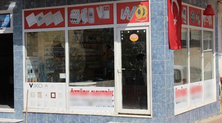 Bisikletli Oğlunu Sıkıştıran Ara&ccedil; S&uuml;r&uuml;c&uuml;s&uuml;n&uuml; Ayağından Vurdu