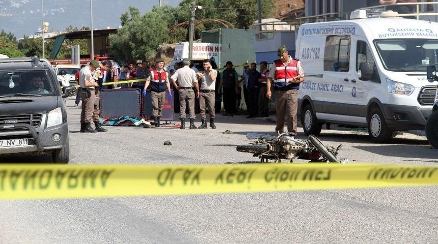 Motosikletli Gen&ccedil;ler Otob&uuml;s&uuml;n Altına Girdi: 2 &Ouml;l&uuml;