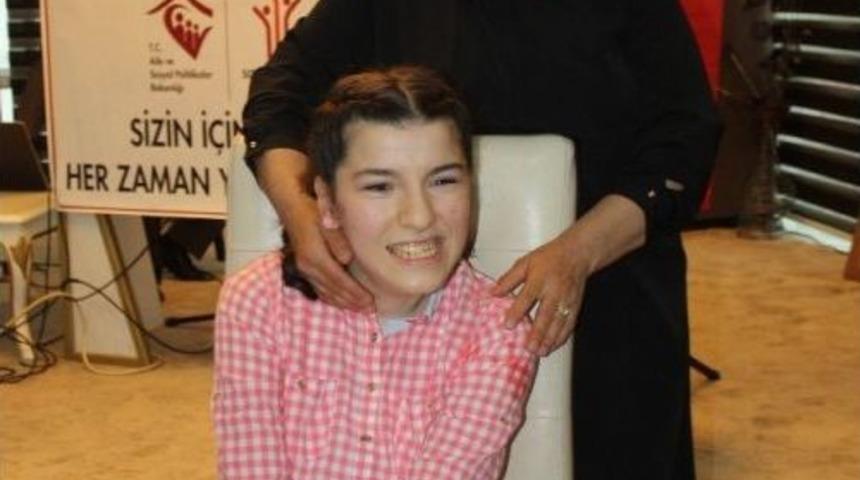 22 Yıldır Engelli Kızına Fedakarca Bakan Anneye Yılın Annesi &Ouml;d&uuml;l&uuml;