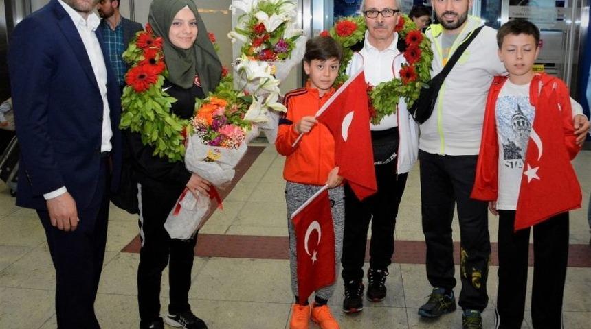 K&ouml;rfezli Şampiyonlar Coşkuyla Karşılandı