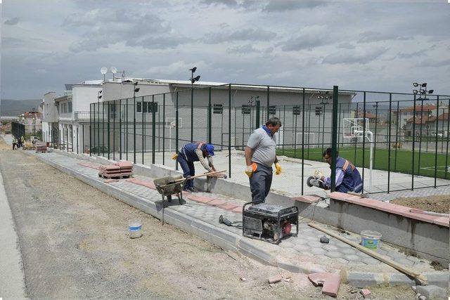 Fen İşleri Ekipleri Spor Tesisinde Yoğun Mesaide