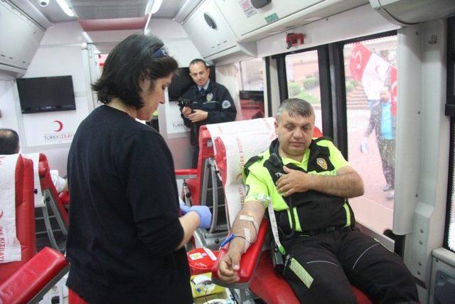 Trafik Polislerinden Kan Bağışı