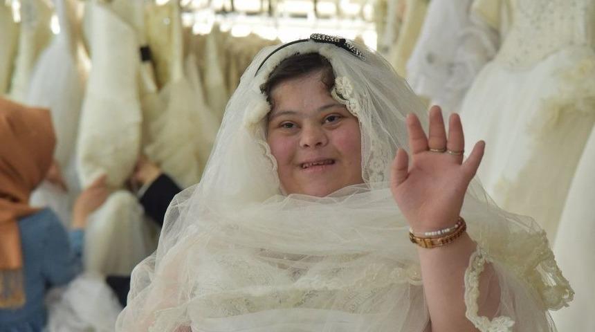 Down Sendromlu G&uuml;ll&uuml;&rsquo;n&uuml;n Gelinlik Hayali Ger&ccedil;ek Oldu