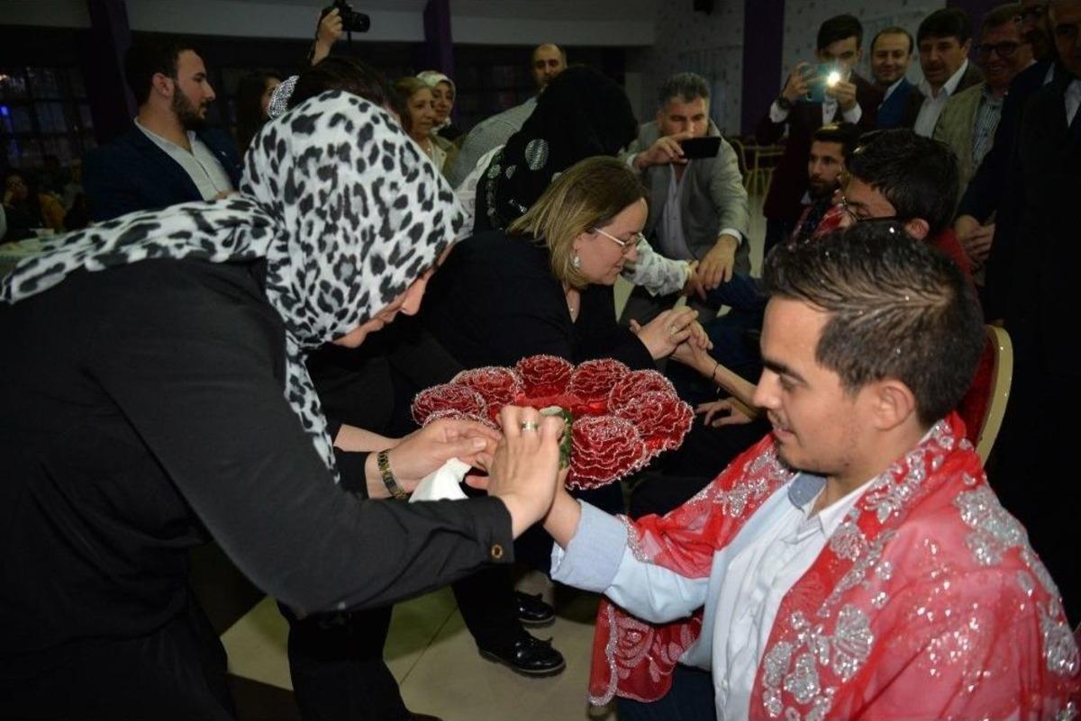 En Anlamlı Asker Kınası Boz&uuml;y&uuml;k&rsquo;te Yakıldı