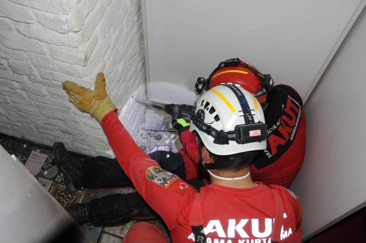 (&ouml;zel Haber) Akut Ekibi Yavru Kedi &lsquo;s&uuml;tun&rsquo; İ&ccedil;in Seferber Oldu