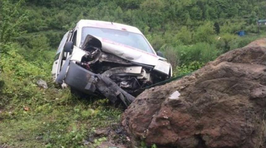 Yoldan &Ccedil;ıkan Otomobil Kayaya &Ccedil;arptı: 2 Yaralı