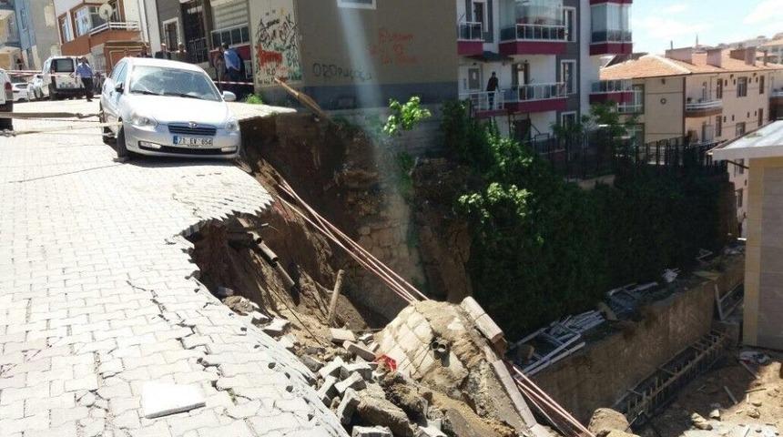 Kırıkkale&rsquo;de Yol &Ccedil;&ouml;kt&uuml;, Ara&ccedil; Askıda Kaldı