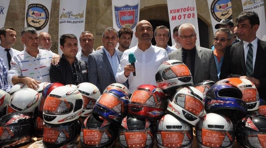 Motosiklet S&uuml;r&uuml;c&uuml;lerine Kask Dağıtıldı