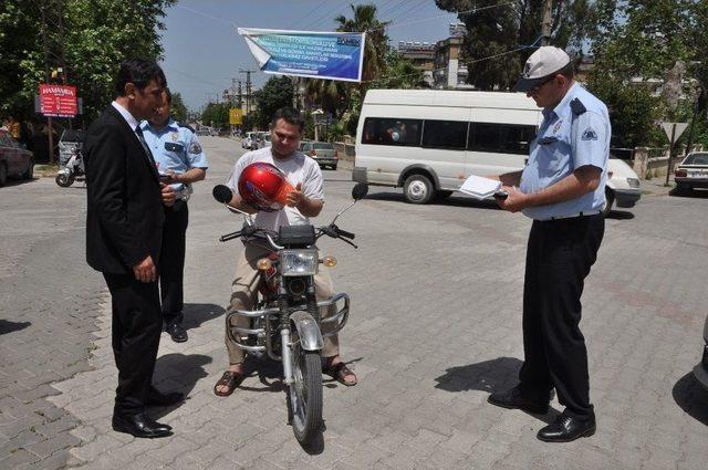 Motosiklet Sürücülerine Kask Dağıtıldı