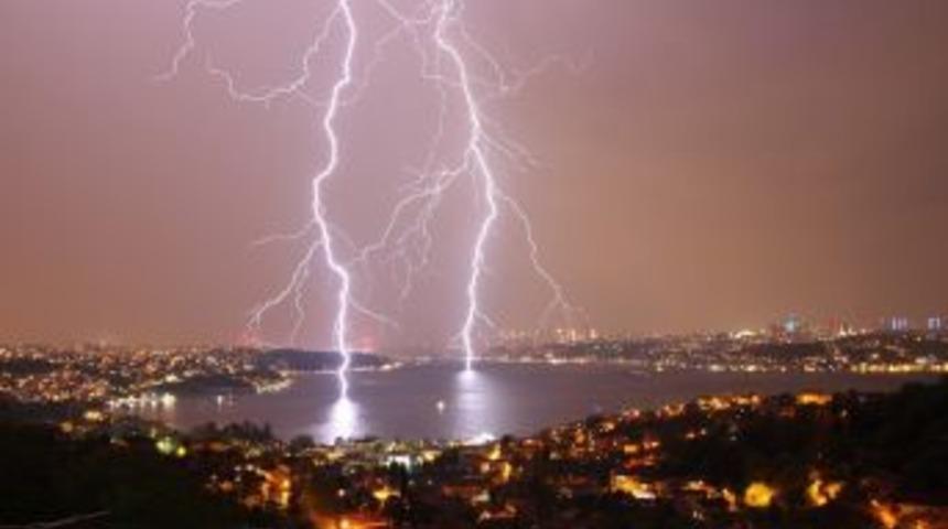 &Ccedil;akan Şimşekler İstanbul Boğazını Aydınlattı.