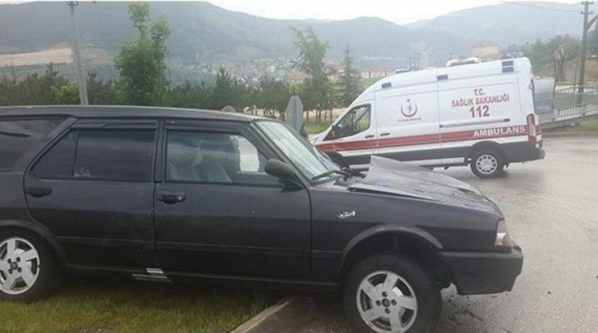 Direksiyon Hakimiyetini Kaybeden S&uuml;r&uuml;c&uuml;n&uuml;n Aracı Ref&uuml;je &Ccedil;ıkarak Durabildi