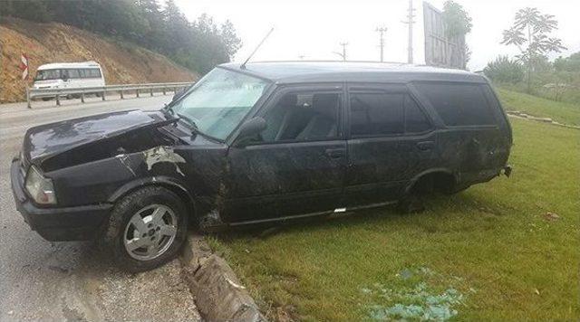 Direksiyon Hakimiyetini Kaybeden S&uuml;r&uuml;c&uuml;n&uuml;n Aracı Ref&uuml;je &Ccedil;ıkarak Durabildi 1